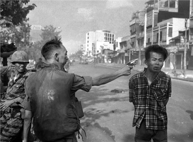 Vietnam Ulusal Kurtuluş Cephesi (Viet Cong) gerillası Nguyễn Văn Lém'in Saygon'daki infazını gösteren kare. 